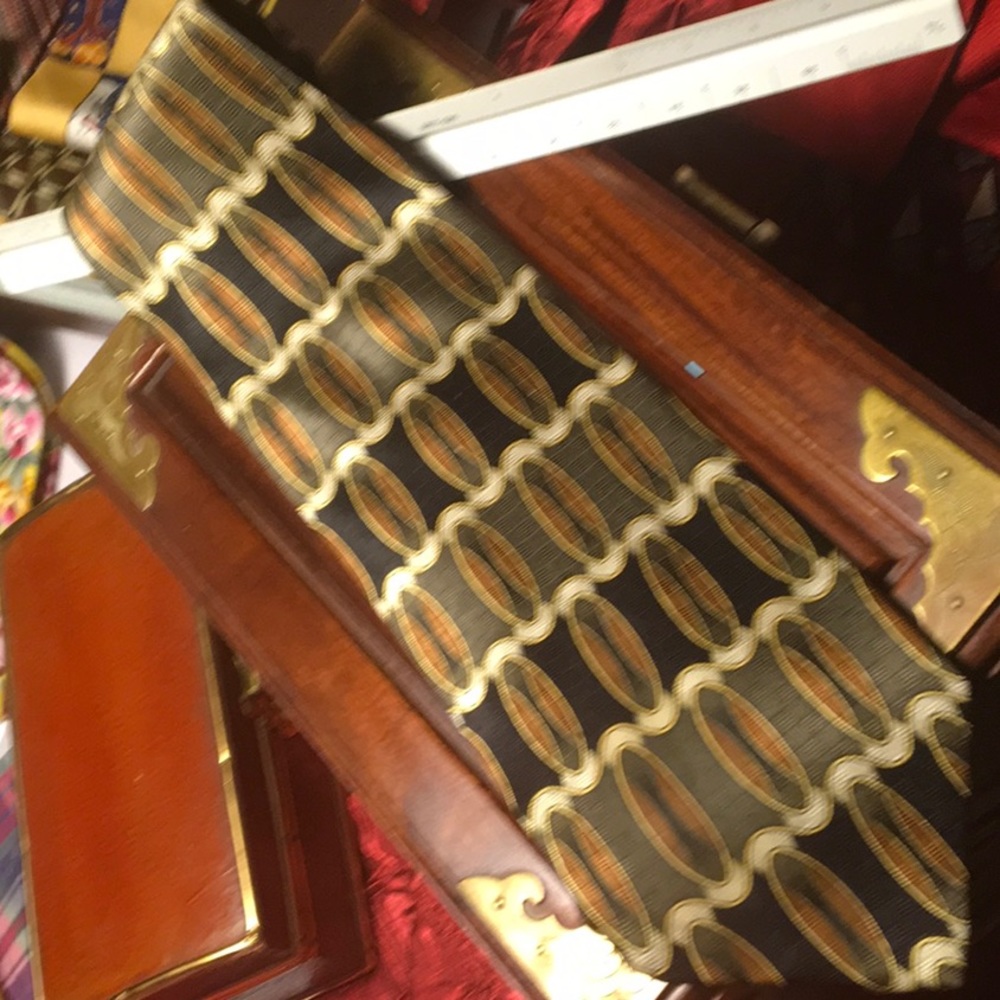 Ziggurat tie
